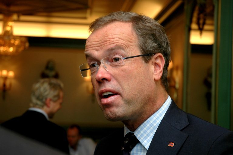 Deler ut aksjer og kontanter