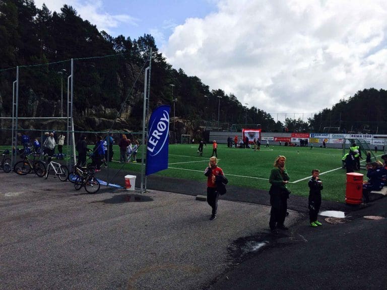 Skjøt inn 600.000 kroner i ny fotballbane på Hitra