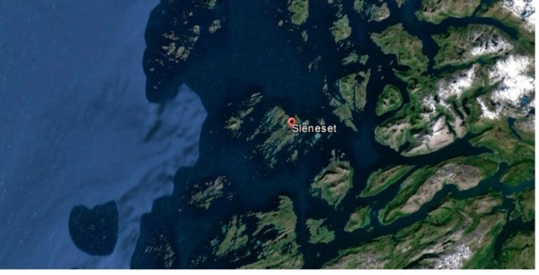 Brønnbåt på grunn på Helgeland