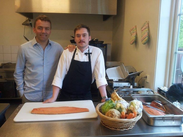 Serverer oppdrettslaks på Aunan Lodge