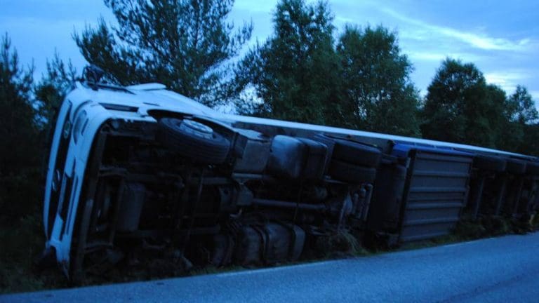 Laksetrailer kjørte av veien