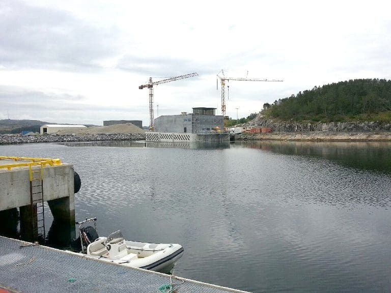 Moen Marin sleper gigantflåte til Aqua Nor
