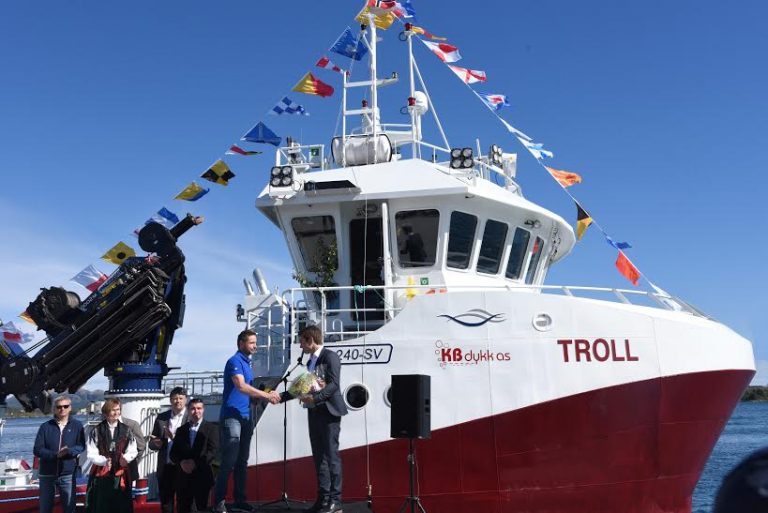 Dåp og Troll-party i kystbyen