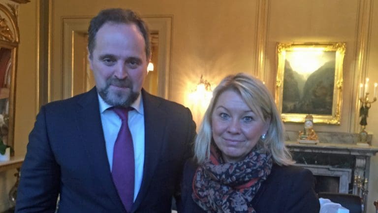 Gjenopptar dialog med Russland