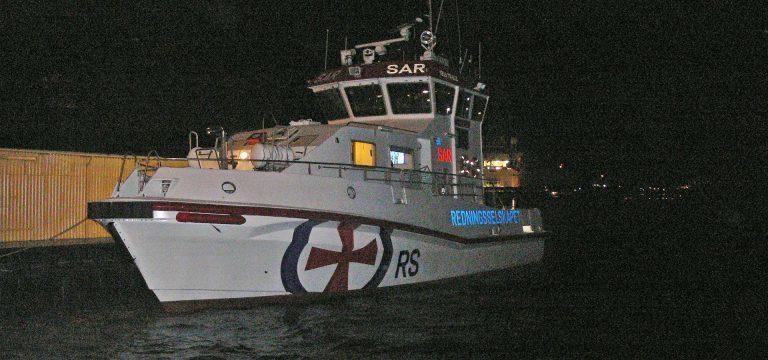 Servicebåt på grunn ved Smøla