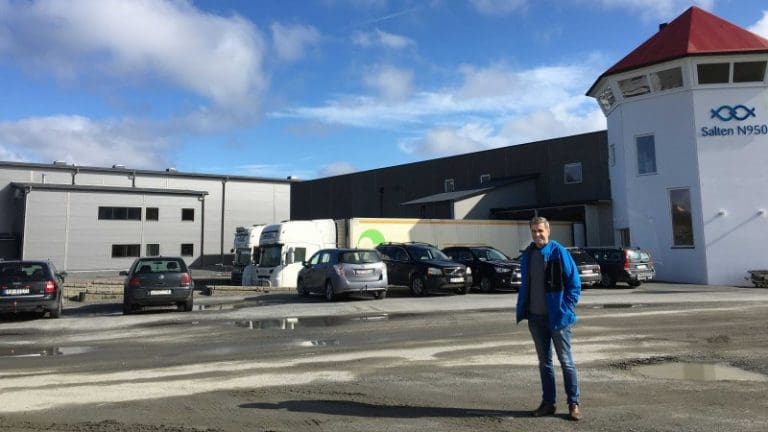 Bygde kassefabrikk vegg i vegg med lakseslakteriet