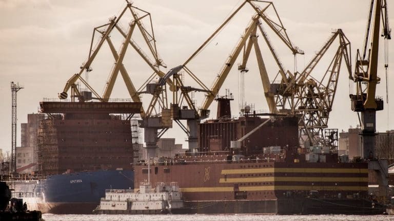 Skal slepe flytende russisk atomkraftverk langs norskekysten