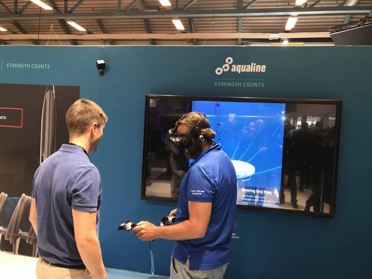 Bruker VR-briller for å sjekke merdene