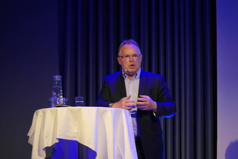 Sandberg med advarende pekefinger til Witzøe