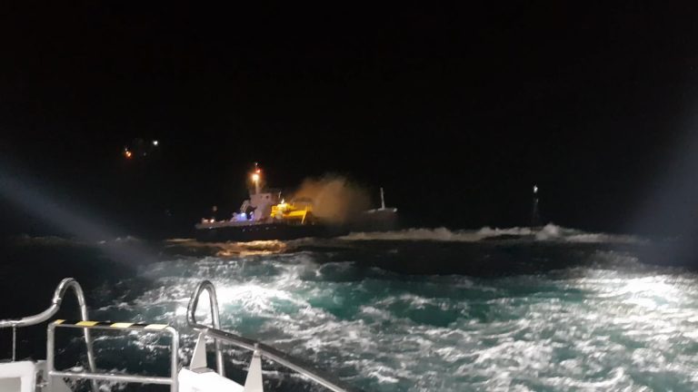 88 meter lang fôrbåt på grunn ved Averøy