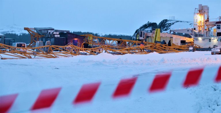 Ekstremværet &laquo;Cora&raquo; herjet: 45 meter høy kran fra Moen Marin veltet og knuste arbeidsbil