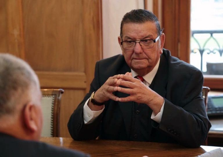 Senator i Chile: – Vi må se på sammenhengen mellom økt lakseproduksjon og skadelig algeoppblomstring