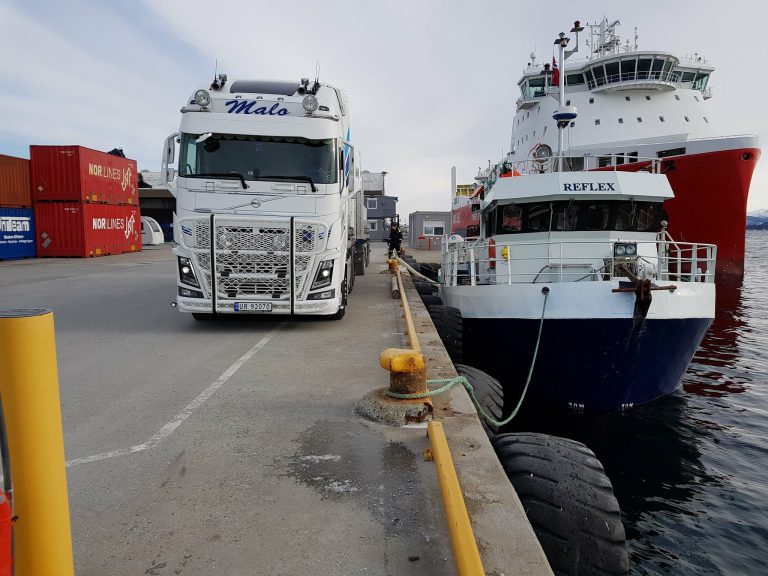 Kombinerer brønnbil og brønnbåt under rognkjekstransport: – Gir en sprek rognkjeks