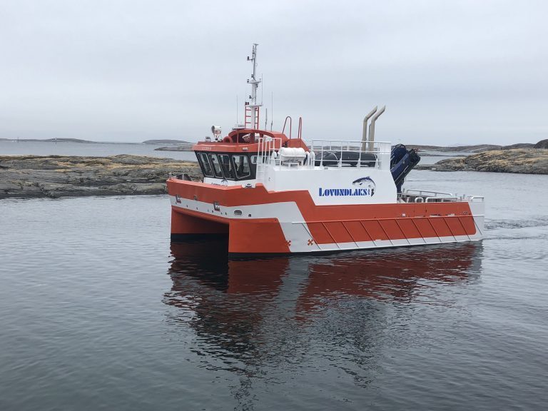 Ny katamaran til Lovundlaks: – Vi satte grå hår i hodet på GMV da vi insisterte på høyere baug