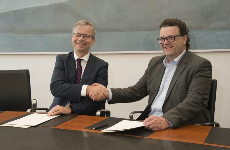 Universitetet på Island og StofnFiskur signerer forskningssamarbeid på oppdrett av steril laks