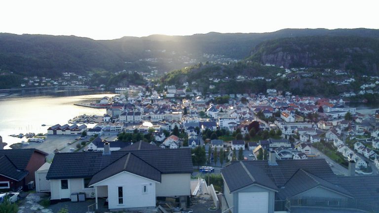 Flekkefjord kommune vil tette budsjettsprekk med laksemillioner