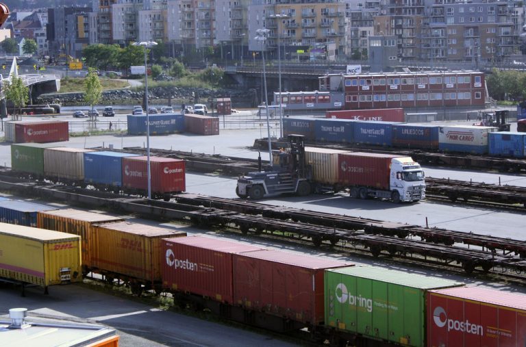Sjømatnæringen positiv til ny jernbane i nord. Norges Lastebileier-Forbund kaller planene for &laquo;et luftslott&raquo;