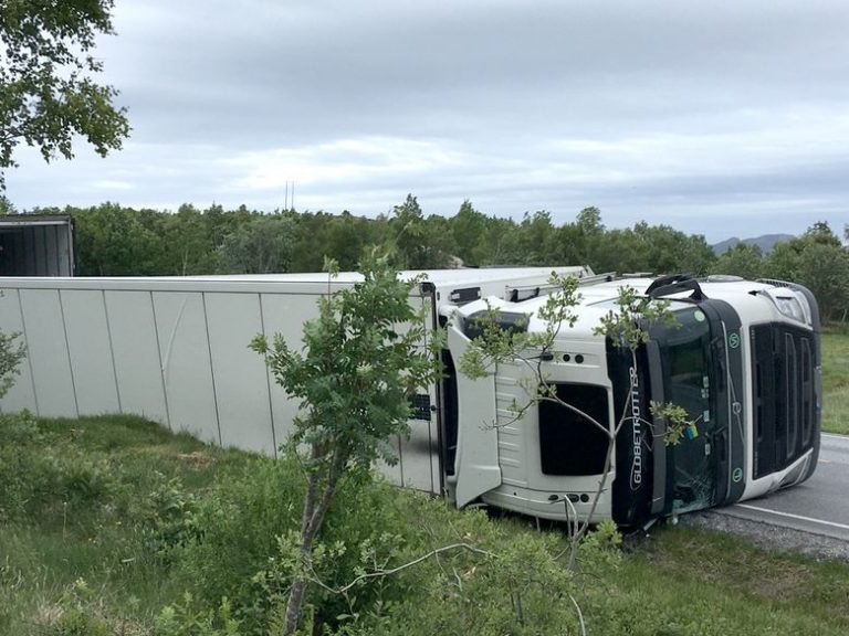 Veltet laksetrailer sperrer kjørefelt på Hitra