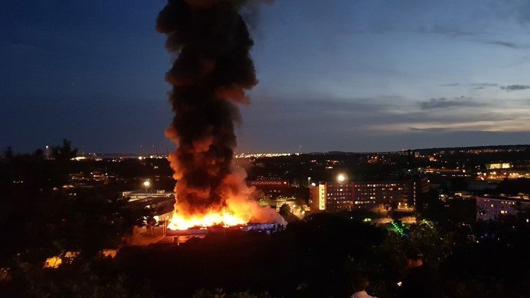 Storbrann i industribygning for laks i Gøteborg etterforskes som mordbrann
