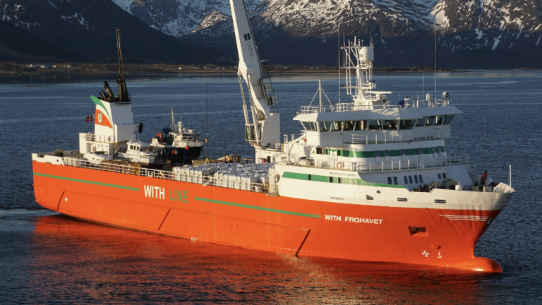 I formiddag kommer de første containerne for å hente SalMar-laks fra Hitra sjøveien til kontinentet