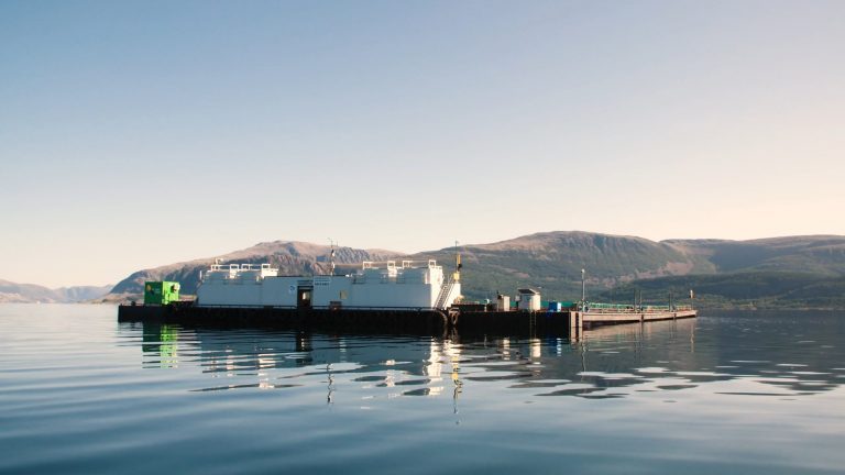 E. Karstensen Fiskeoppdrett og Marø Havbruk har no landstraum eller batteridrift på alle lokalitetar
