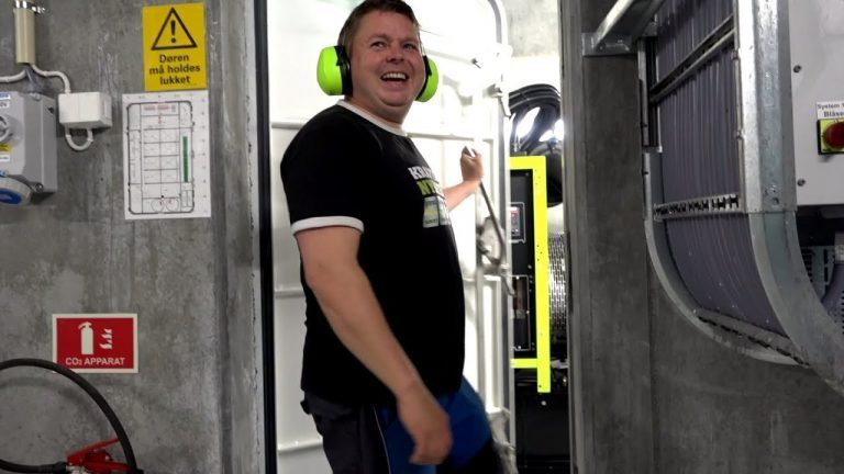 Oppdretter med batteri på fôrflåten