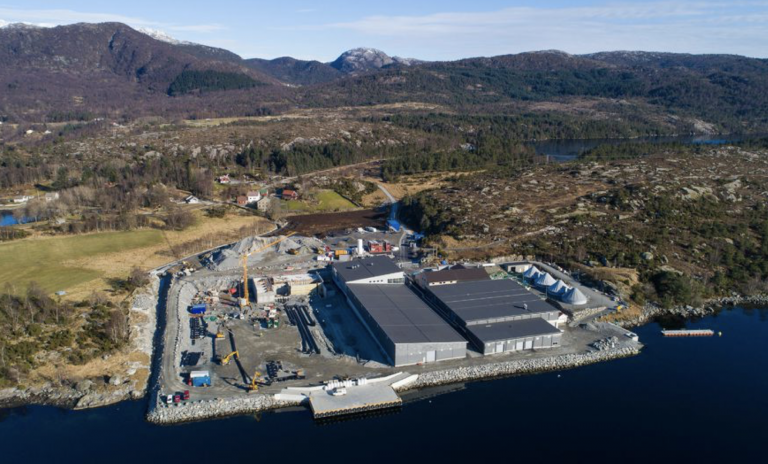 Bremnes Seashore har brukt 600 millioner kroner på nytt settefiskanlegg. Nå vurderer de å investere ytterligere en halv milliard