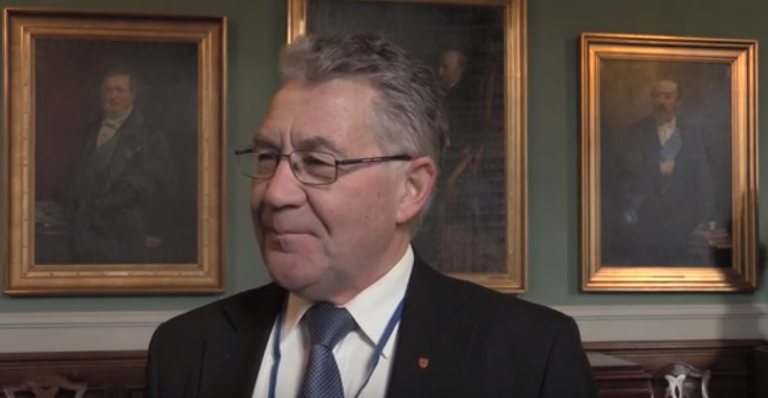 Om en måned starter rettssaken mot Svein Ludvigsen. Dette venter den tidligere fiskerministeren i retten