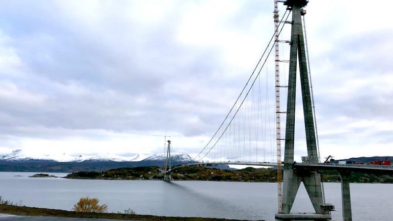 Denne nyåpnede hengebrua blir viktig for laksetransporten i nord