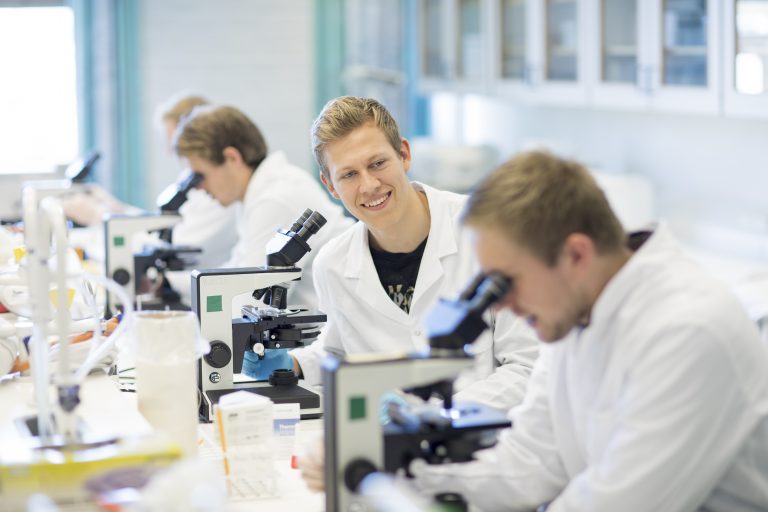 Dobler antall studieplasser i Tromsø for fiskehelsebiologer: – Nok av jobber på vent