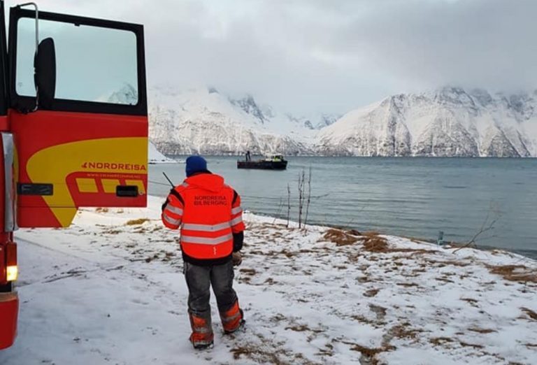Da oppdrettskatamaranen fra Lerøy gikk på grunn, måtte bilbergere (!) bistå