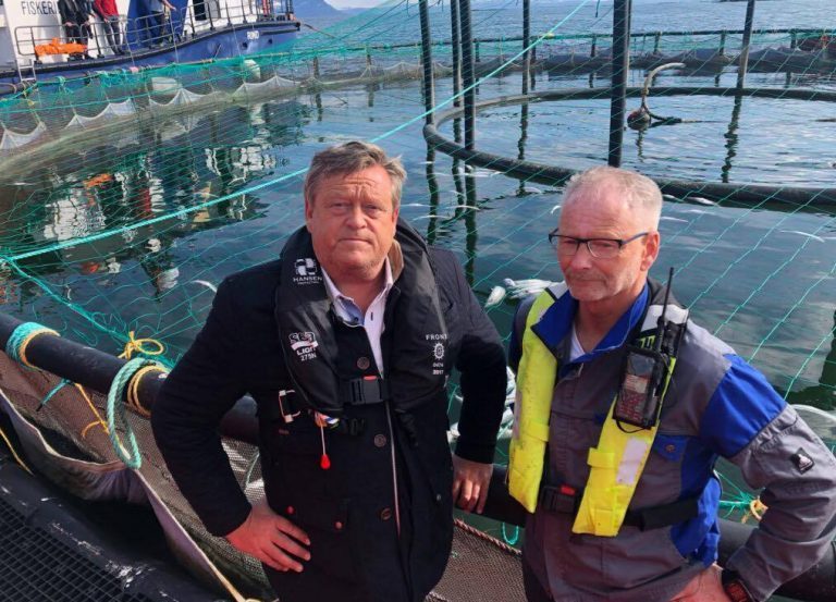 Fiskeriministeren besøkte algerammet oppdretter: – Jeg ble nedtrykt, trist og lei meg av det jeg så