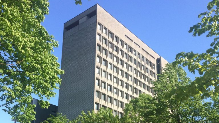 Bergen SV vil fjerne laks som er produsert i åpne anlegg fra kommunens kantiner