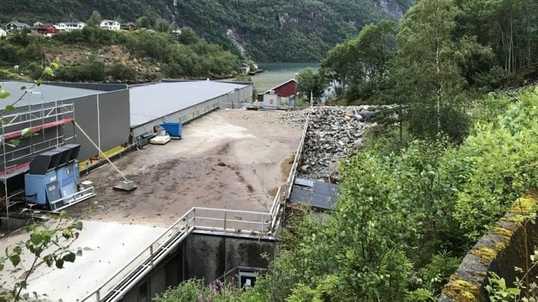 Smoltanlegg i Nordfjord rammet av grus og steinmasser da elv gikk over sine bredder