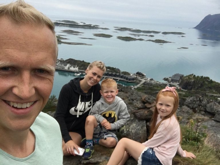 Snart starter han i ny jobb i brønnbåtrederiet Intership. Men først tar han med seg familien på cruise etter å ha slått 12.000 andre i en konkurranse