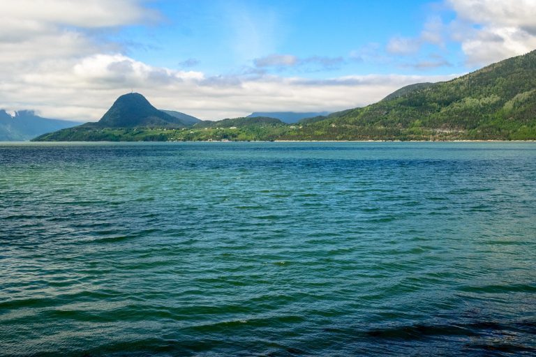 I denne fjorden skal det første &laquo;Egget&raquo; til Hauge Aqua ligge