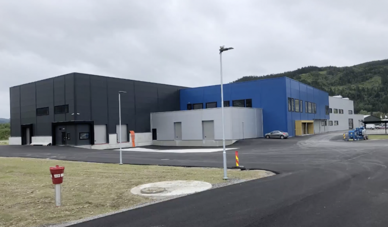 Isfjord Norway åpnet ny fabrikk: Skal foredle mellom 250 og 300 tonn laks og ørret i uken