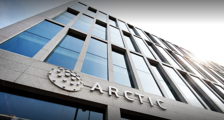 Arctic-analytiker anbefaler salg av oppdrettsaksjer etter lakseprisfall