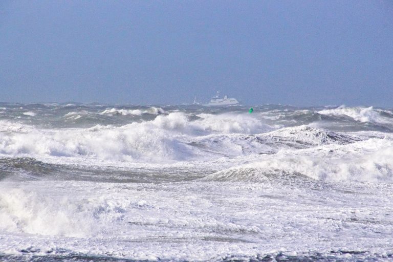 Storm og grov sjø stoppet &laquo;Norwegian Gannet&raquo;