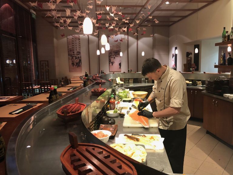 Her serveres sushi av laks produsert i Polen