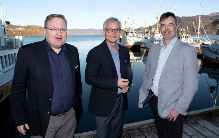 Etablerer forretningsbank sammen i nord og vest