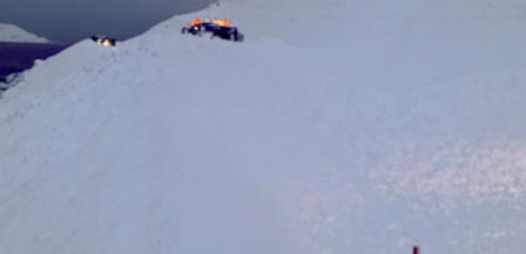 Flere snøskred i Nordkapp kommune: – Vi flytter folk og utstyr med båt