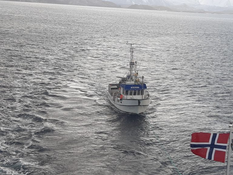 Brønnbåten &laquo;Steinar Olaisen&raquo; bistod en sjark som kom i havsnød