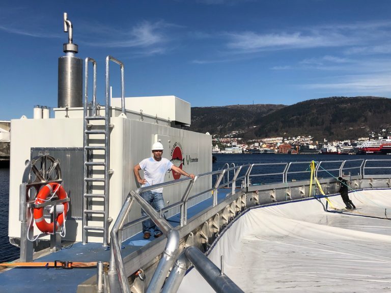 Klar med 30.000 kubikkmeters lukket merd: – Den skal slepes over helgen
