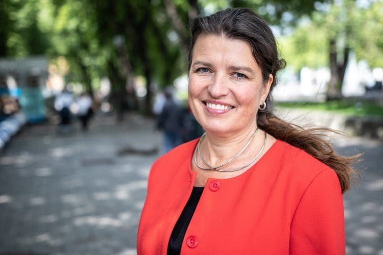 – Regjeringen sprer usikkerhet i havbrukskommuner og tar selv ferie