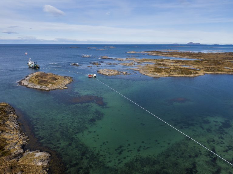 Nå er den over sju kilometer lange strømkabelen til Nordlaks’ Havfarm på plass