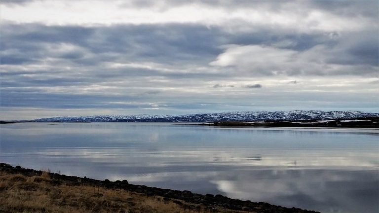 Tidligere landslagsspiller i fotball frir til hjemkommunen – vil drive lakseoppdrett i denne fjorden