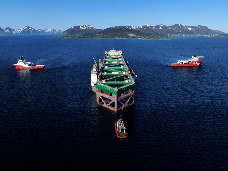 Havfarmen flyter selv og ankommer endelig lokasjon torsdag: – Enorm innsats fra alle involverte