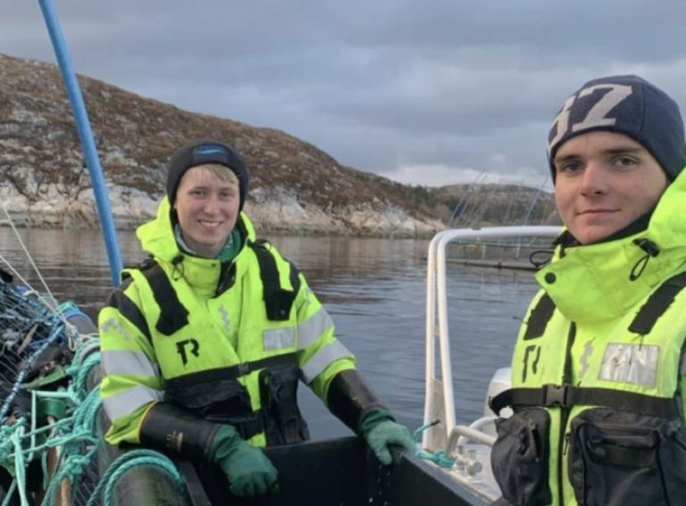 De har ennå ikke fullført videregående, men Henrik (18) og Isak (17) har drevet en havbruksbedrift i snart to år