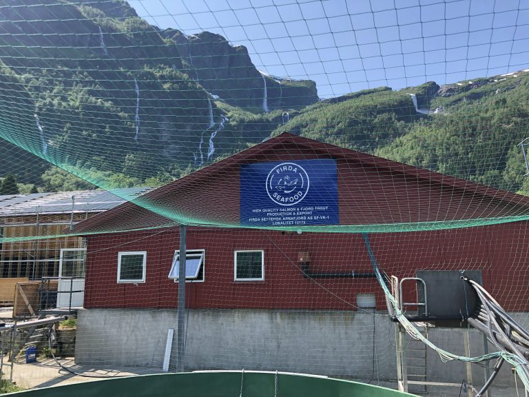 Smoltanlegget i Arnafjorden i Sogn må leve med stengt vei i et halvt år